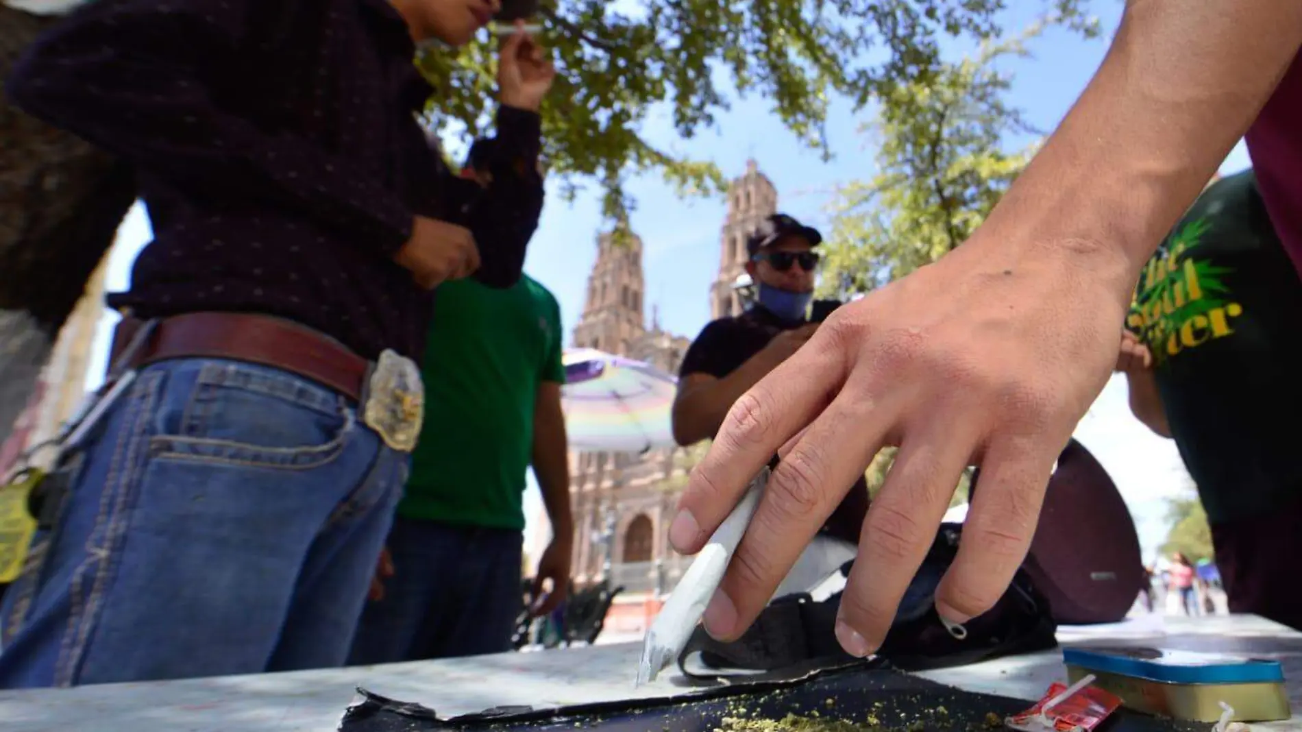 fuman marihuana frente al congreso